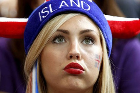 Gương mặt đẹp như búp bê của một CĐV Iceland khi theo dõi trận đấu bóng ném nam nước này thi đấu với ĐT Pháp.
